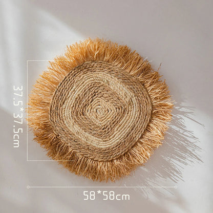 Square-shaped raffia straw wall decor with concentric pattern and straw fringe, 58 × 58 cm in size.
